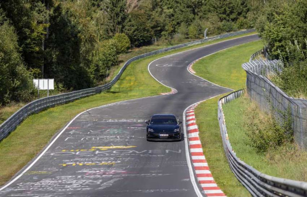 Taycan Jadi Mobil Listrik Porsche Tercepat di Sirkuit Nurburgring