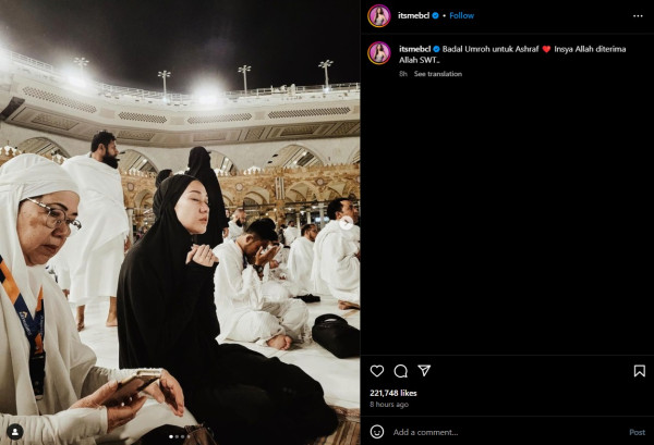 Umrahkan Ashraf Sinclair, BCL Menangis hingga Dikuatkan Tiko Aryawardhana