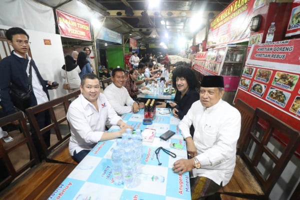 Momen HT dan Kiai Said Aqil Makan Malam di Warung Lesehan usai Sholawatan di Demak