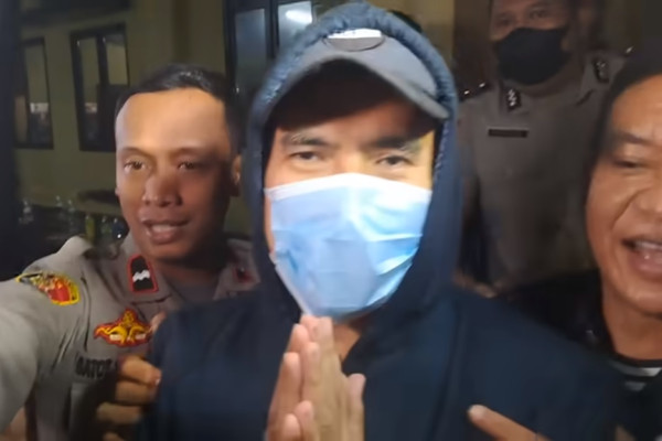 Detik-detik Saipul Jamil Digiring Keluar Polsek Tambora usai Ditangkap di Jalur Transjakarta