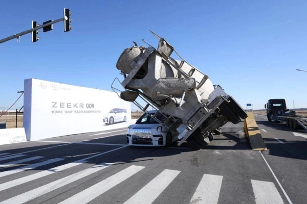 Ditiban Truk Molen, Pesaing Alphard dari China Ini Tetap Utuh
