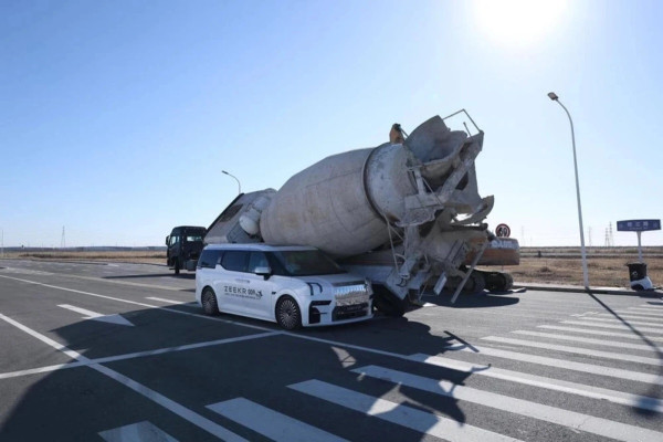 Ditiban Truk Molen, Pesaing Alphard dari China Ini Tetap Utuh