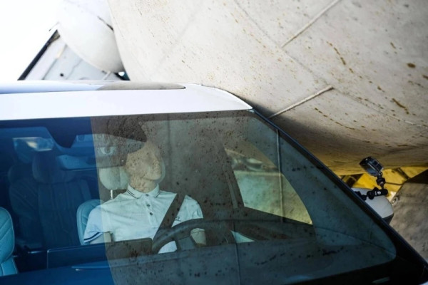 Ditiban Truk Molen, Pesaing Alphard dari China Ini Tetap Utuh