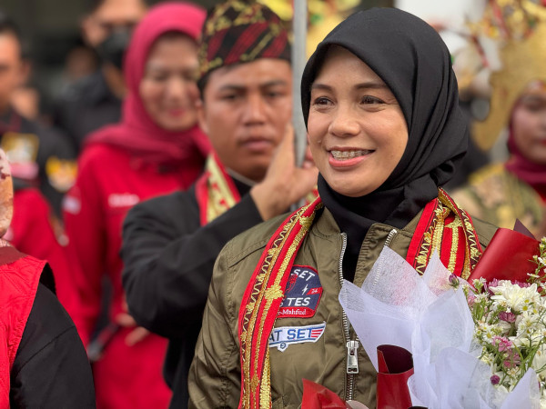 Kunjungi Lampung, Siti Atikoh Modis dengan Jaket Bomber dan Kain Tapis