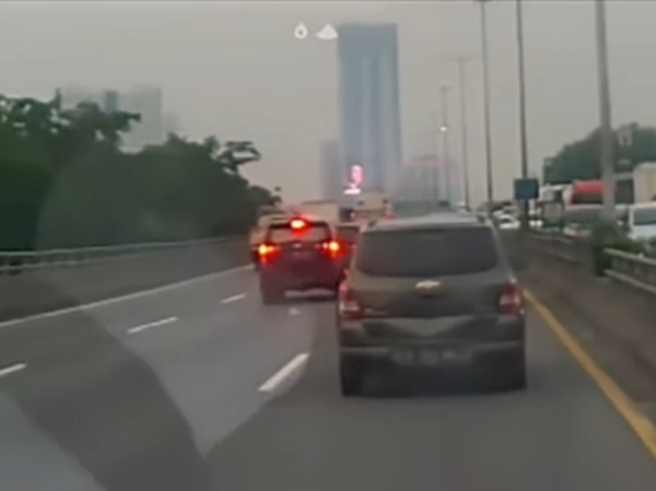 Teror Bola Golf Melayang Masuk di Jalan Tol Rawamangun Bikin Panik Warganet