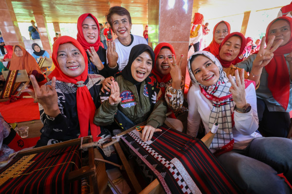 Momen Siti Atikoh Ganjar Belajar Menenun Bareng Ibu-ibu Perajin Tapis