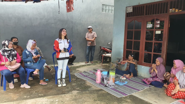 Caleg Perindo Rere Tati Blusukan Pakai Odong-Odong Sosialisasikan Ganjar-Mahfud di Depok