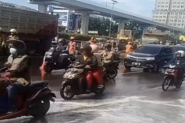 Truk Pengangkut Tanah Terguling di Pintu Keluar Tol Cawang, Jalan MT Haryono Macet