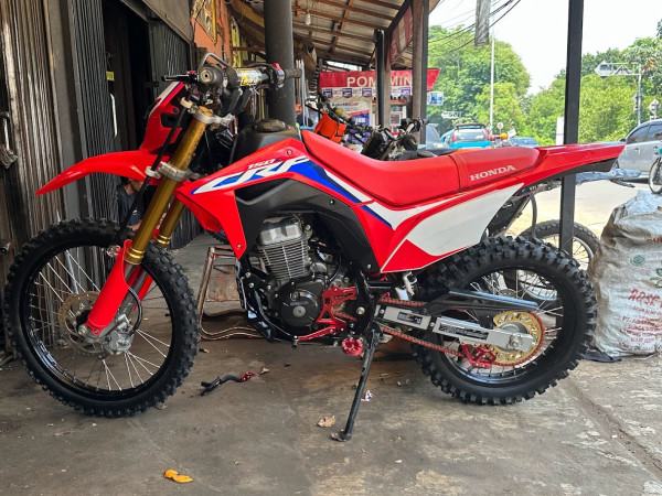 Mengapa Ban Depan dan Belakang Motor Beda Ukuran?