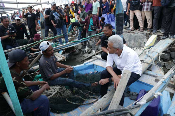 Tumplek Blek! Ribuan Nelayan Brebes Antusias Sambut Kedatangan Ganjar Pranowo