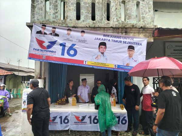 Hujan Deras, Bazar Minyak Goreng Murah dari 2 Caleg Perindo Tetap Diserbu Warga