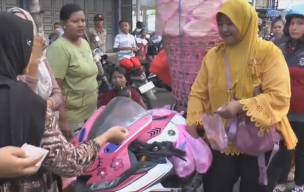 Nyentrik, Emak-emak Penjual Kerupuk di Demak Pakai Motor Sport