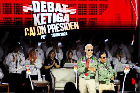 Curi Perhatian! Ini Dia Outfit 3 Paslon di Debat Ketiga Capres 2024, Jaket Top Gun hingga Kemeja Formal