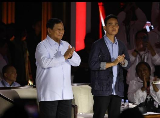 Curi Perhatian! Ini Dia Outfit 3 Paslon di Debat Ketiga Capres 2024, Jaket Top Gun hingga Kemeja Formal