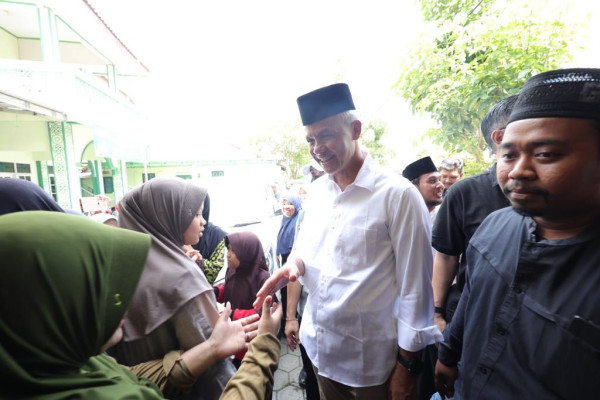 Ganjar Jumatan di Masjid Kampung, Warga dan Santri di Nganjuk Terkesima
