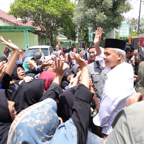 Ganjar Jumatan di Masjid Kampung, Warga dan Santri di Nganjuk Terkesima