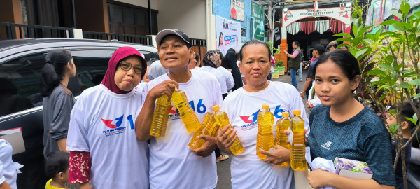 Caleg Perindo Nia Sita Mahesa Gelar Bazar Minyak Goreng Murah di Sawah Besar