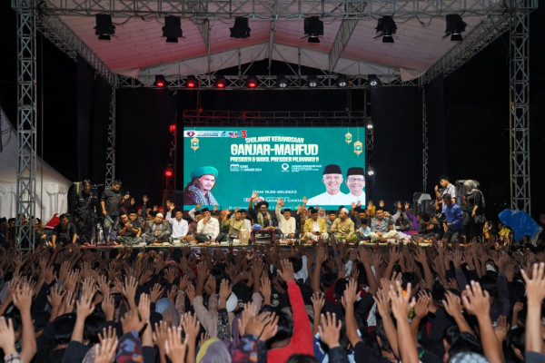 Usai Doakan Kemenangan Ganjar-Mahfud, Gus Ali Gondrong Bareng Ribuan Warga Pekalongan Salam Metal