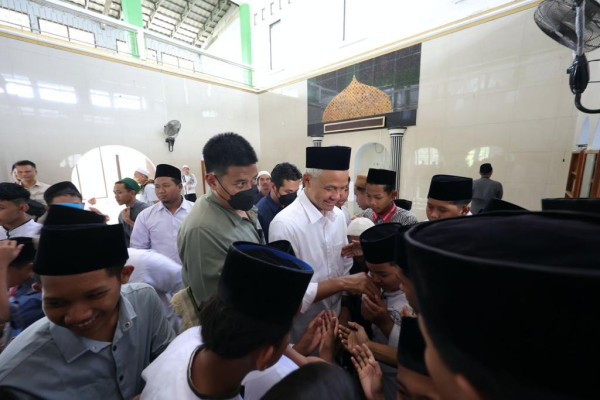 Ganjar Jumatan di Masjid Kampung, Warga dan Santri di Nganjuk Terkesima