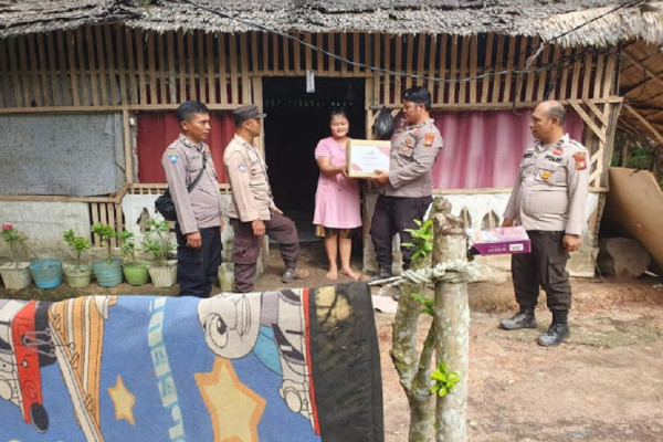 Terjang Jalan Berlumpur, Polisi di Dumai Sampaikan Pesan Pemilu Damai hingga Pelosok