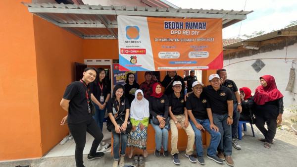 Wujudkan Kepedulian kepada Masyarakat, Qhomemart Gelar Program Bedah Rumah