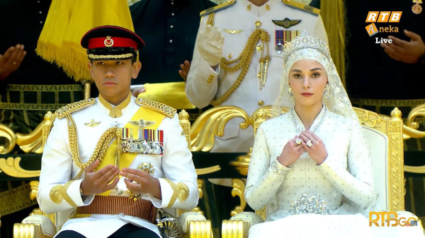 5 Potret Cantik Anisha Rosnah di Resepsi Pernikahan, Istri Pangeran Mateen yang Curi Perhatian