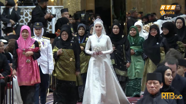 5 Potret Cantik Anisha Rosnah di Resepsi Pernikahan, Istri Pangeran Mateen yang Curi Perhatian