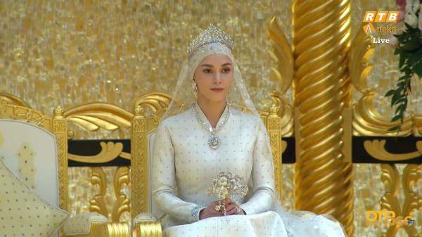 5 Potret Cantik Anisha Rosnah di Resepsi Pernikahan, Istri Pangeran Mateen yang Curi Perhatian