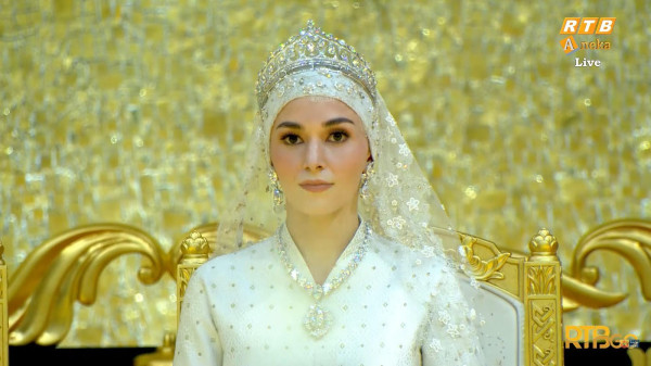 5 Potret Cantik Anisha Rosnah di Resepsi Pernikahan, Istri Pangeran Mateen yang Curi Perhatian