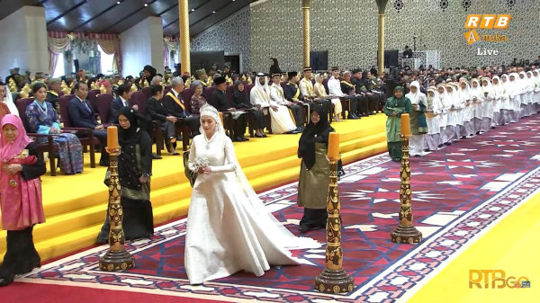 5 Potret Cantik Anisha Rosnah di Resepsi Pernikahan, Istri Pangeran Mateen yang Curi Perhatian