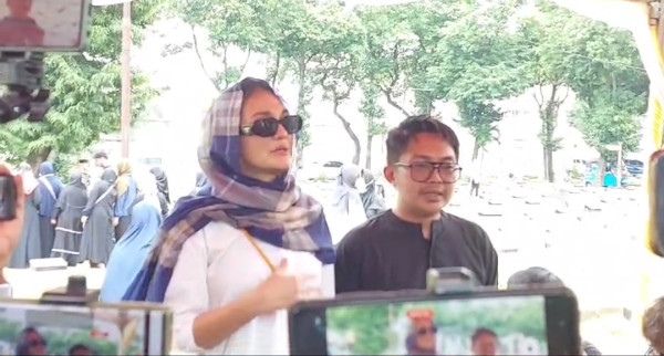 Pemakaman Ibunda Maxime Bouttier di TPU Jeruk Purut Berlangsung Haru