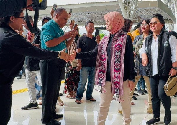 Kunjungi Manado, Siti Atikoh Cantik dengan Kain Tenun Minahasa Bantenan