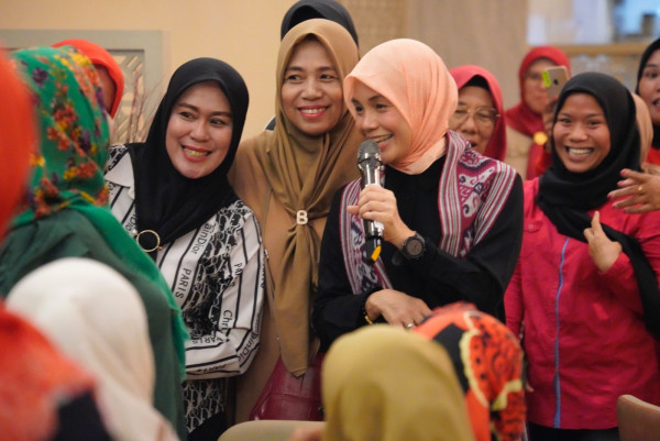 Selfie Bersama Warga Manado, Siti Atikoh Disebut Layak Jadi Ibu Negara