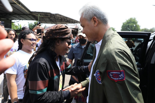 Intip Keseruan Ganjar Pranowo dan Komunitas Vespa di Pekalongan Ikuti Geber Ganjar