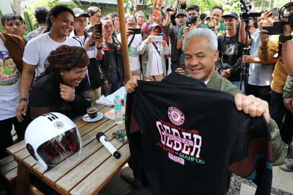Intip Keseruan Ganjar Pranowo dan Komunitas Vespa di Pekalongan Ikuti Geber Ganjar