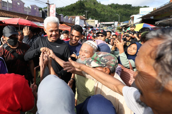 Ganjar Pranowo Joging di Banjarnegara Sambil Sapa Warga