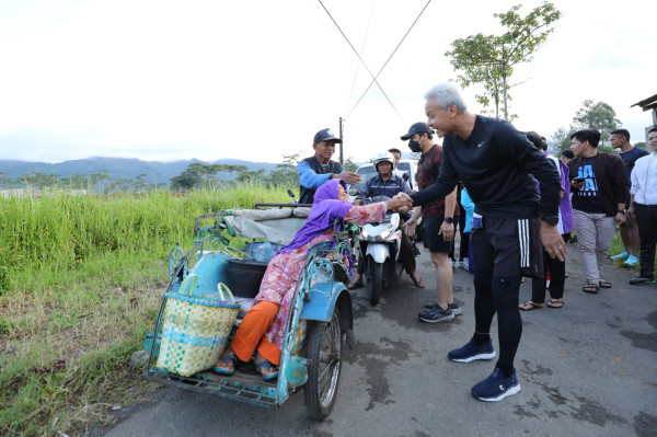 Ganjar Pranowo Joging di Banjarnegara Sambil Sapa Warga