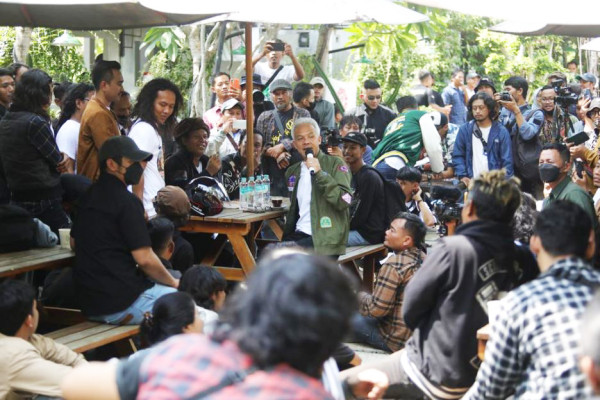 Momen Ganjar Bareng Komunitas Vespa Blusukan Cek Harga Sembako di Pasar Pekalongan