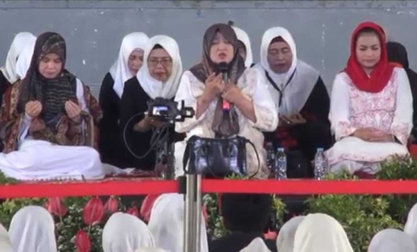 Siti Atikoh Bersama Ribuan Warga Jawa Timur Gelar Istigasah Kebangsaan