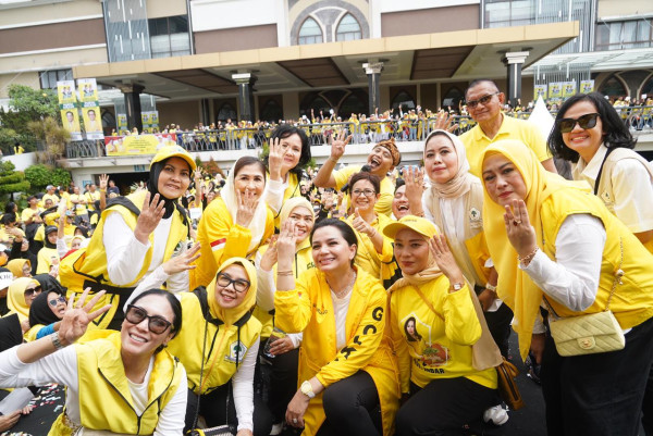Yanti Airlangga Senam Geulis Gemoy Bareng Seribuan Simpatisan Golkar