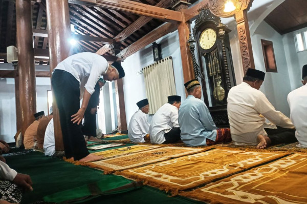 Momen Ganjar Ziarah Makam Bathara Katong dan Salat Jumat di Masjid Tegalsari Ponorogo