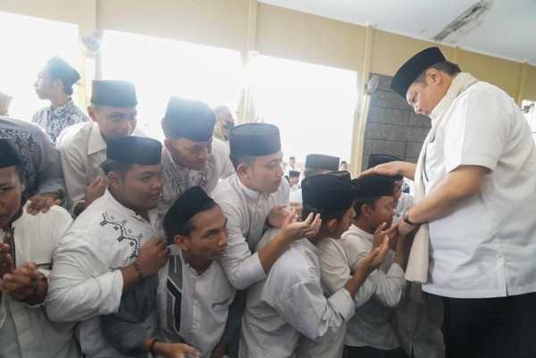 Airlangga Luncurkan Gibran di Ponpes Al Falah Nagreg, Diinisiasi Para Kiai