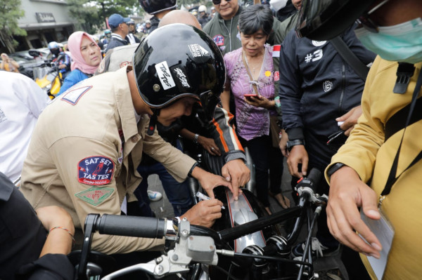 Momen Epik Ganjar Kendarai Motor Bobber Konvoi Bersama Warga Bandung