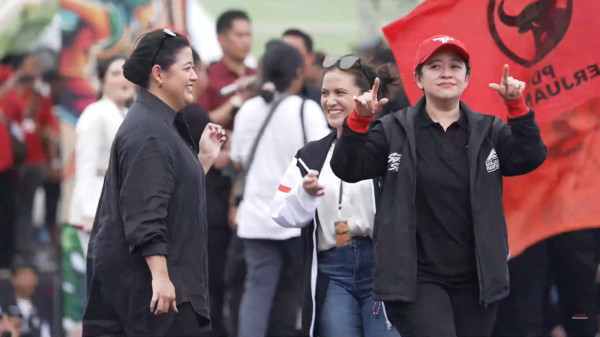 Momen Marsha Aruan dan Puan Maharani Goyang Bareng di Hajatan Rakyat Ganjar-Mahfud Sidoarjo