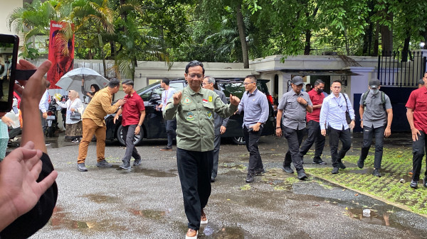 Jelang Debat Cawapres, Mahfud MD Pakai Outfit ala Pecinta Alam