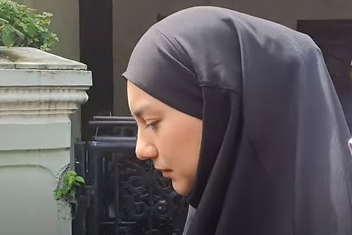 Penampakan Irish Bella di Rumah Duka Ayah Ammar Zoni