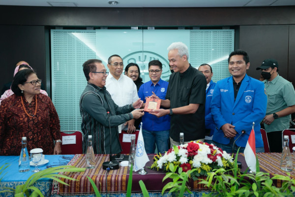Suasana Akrab Ganjar Pranowo dengan PGI, Didampingi HT dan Yenny Wahid