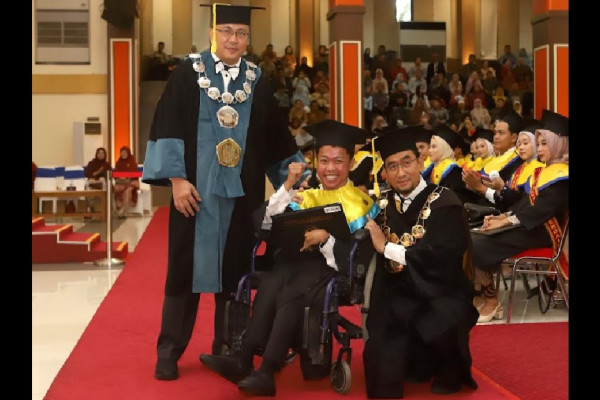 Keren! 2 Disabilitas Lulus dengan Prestasi Meyakinkan dari Universitas Brawijaya, Bekerja di Perusahaan Australia