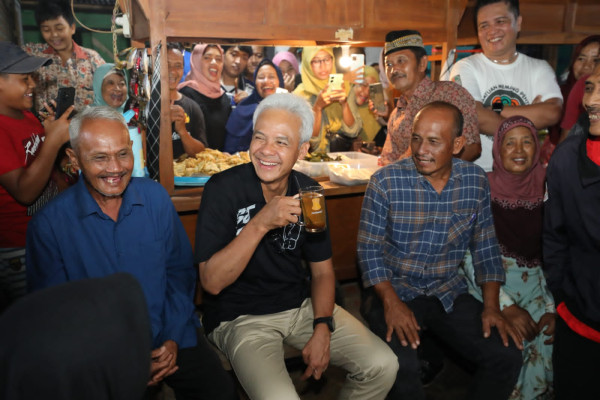 Ganjar Pranowo Ngewedang dan Minum Jamu Bareng Warga DIY