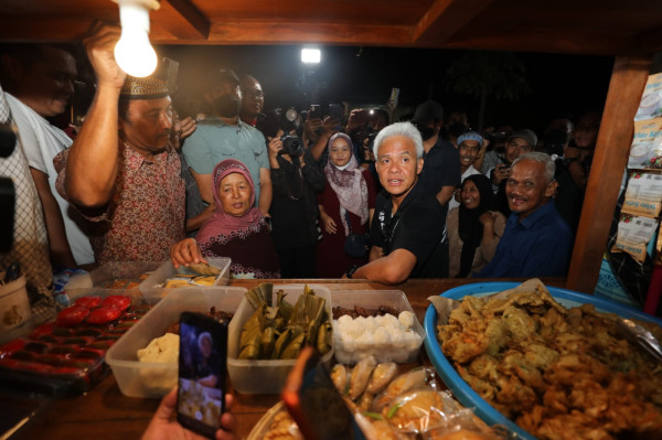 Ganjar Pranowo Ngewedang dan Minum Jamu Bareng Warga DIY